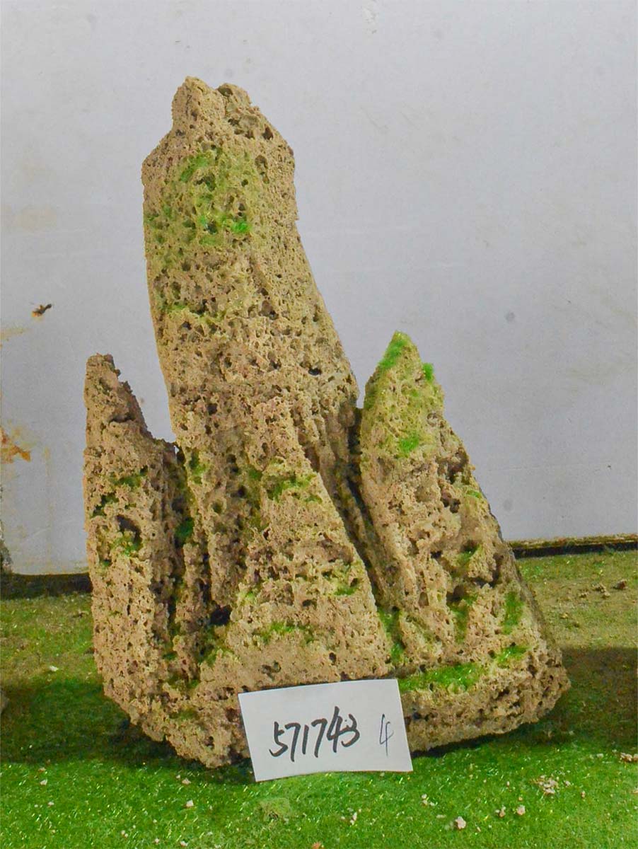 571743